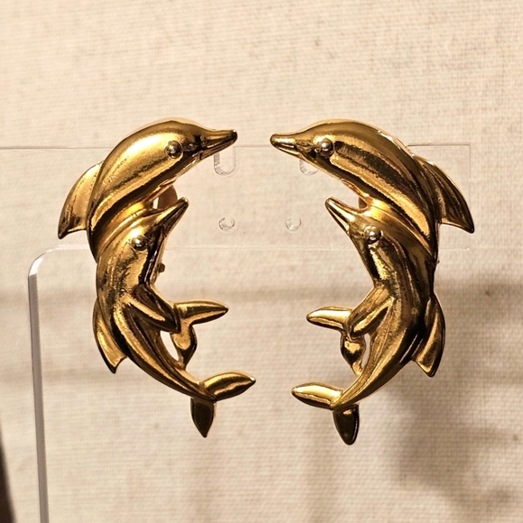 Vintage Avon 1992 Gold 'Dancing Dolphin Earrings' Clip E1P101 - Picture 1 of 6
